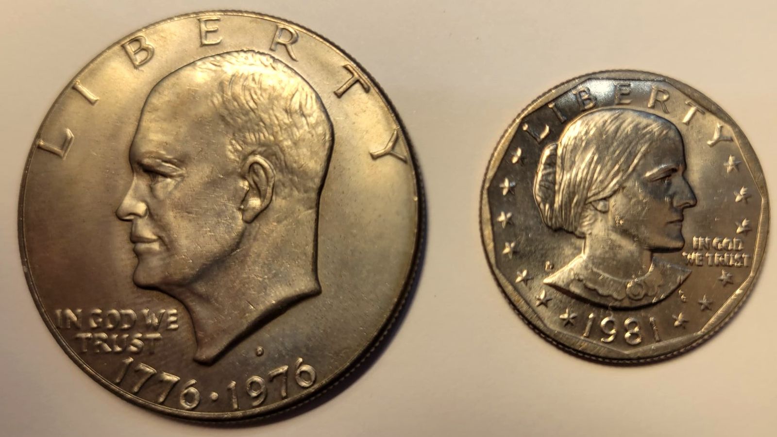 Two US dollar coins of different sizes side by side